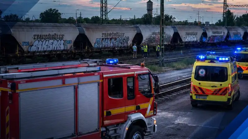 Most érkezett: Két fiatal felmászott a vonatok tetejére Budapesten, a fiú meghalt, a lányt súlyos sérülésekkel vitték kórházba