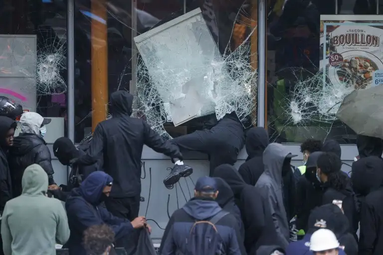 Ezerötszáz üzletet fosztottak ki a francia zavargók