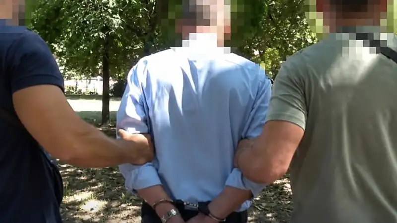 Bilincsben vittek el a rendőrök egy magas rangú tisztviselőt: ezzel gyanúsítják