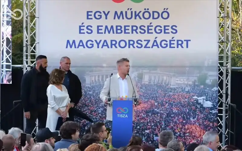 Botrány: Ismét megpróbálták leönteni, majd megdobálták Magyar Pétert