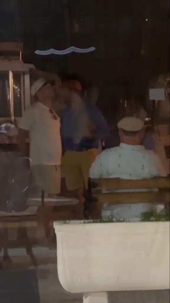 Videó buktatta le Orbán Viktort: Gumicsónakkal menekült