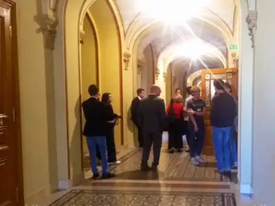 Ilyen még soha nem volt: Hankó Balázs bezárkózott a parlamentben, a rendőrök nem tudják őrizetbe venni