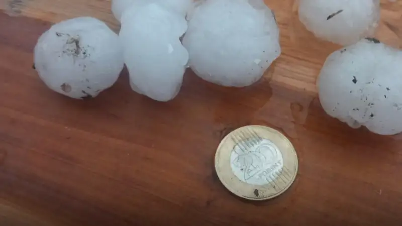 Piros riasztást adhatnak ki Magyarországon: dió nagyságú jéggel jön a vihar, itt jár most: