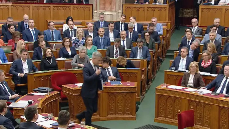 Botrány az országgyűlésben: nem hajlandók egy teremben ülni a vendégekkel