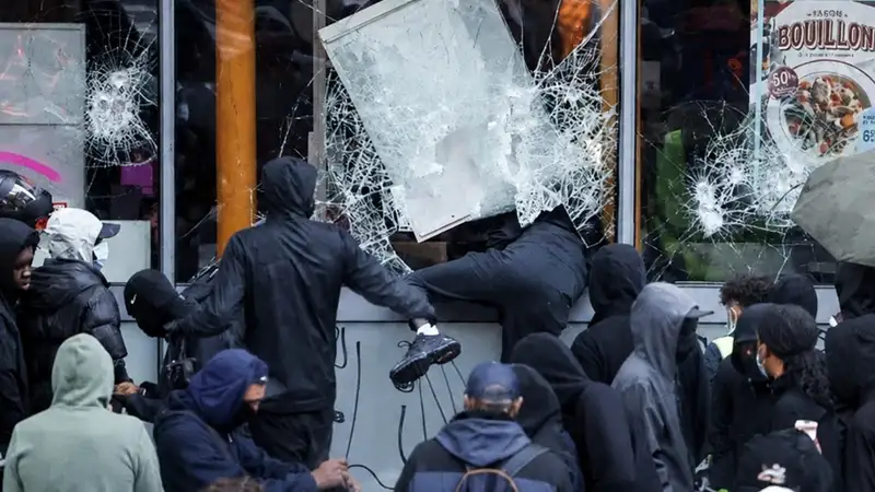 Ezerötszáz üzletet fosztottak ki a francia zavargók