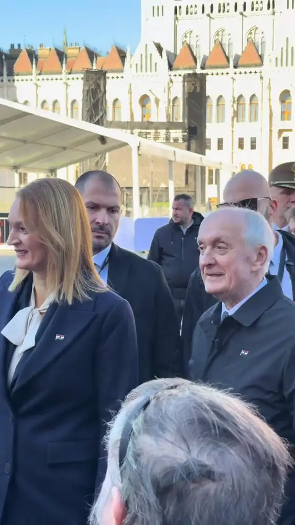 Váratlan dolog történt Magyar Péterrel a Kossuth Téren