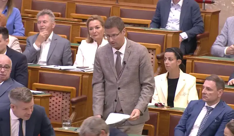 Magyar Péter ismét alkotott a Parlamentben: Beült Gulyás elé, széttrollkodta a Fidesz érveit