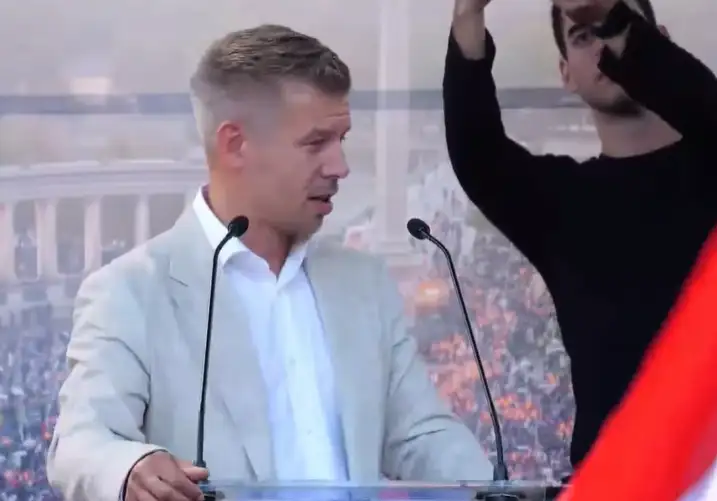 Botrány: Ismét megpróbálták leönteni, majd megdobálták Magyar Pétert