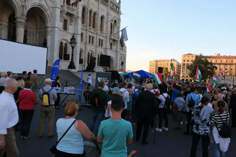 Váratlan esemény történt a mai Magyar Péter elleni tüntetésen, elszabadult