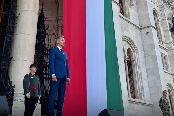 Felrobbantotta a netet Magyar Péter a beiktatása előtti mondataival: a Parlament elől küldött üzenetet