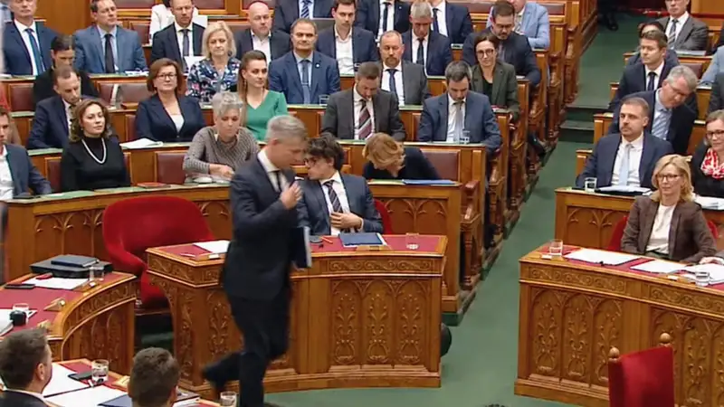 Ilyenre még nem volt példa: Magyar Péter olyat tett a parlamentben ami példa nélküli!