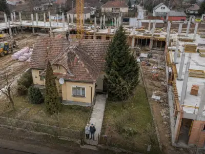Arra tért haza a nyaralásból a nyugdíjas házaspár, hogy elkezdték körbeépíteni az otthonukat