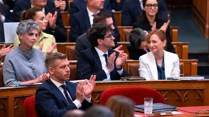 Furcsa dolgott vettek észre ma a Tisza képviselőkön a Parlamentben, kiderült mi az oka