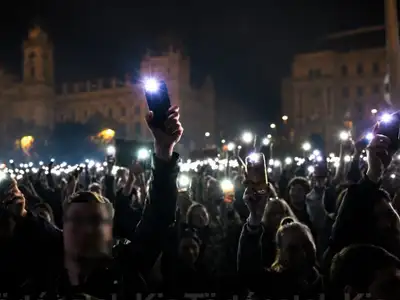Megint hatalmas tömeg gyűlt össze a Parlamentnél: Váratlan dolgot követelnek a kormánytól!
