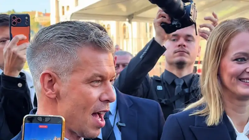 Váratlan dolog történt Magyar Péterrel a Kossuth Téren
