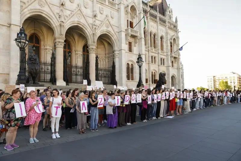 Megint hatalmas tömeg gyűlt össze a Parlamentnél: Váratlan dolgot követelnek a kormánytól!