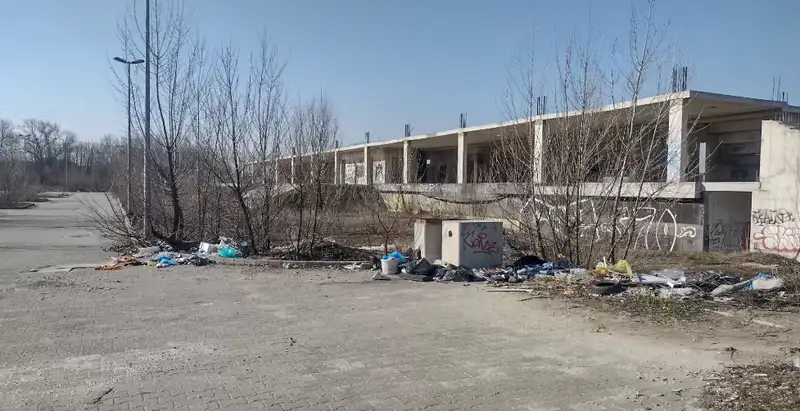 8 éve hever elhagyatottan egy stadion az országban, milliárdokat szórtak el rá, most a gaz növi