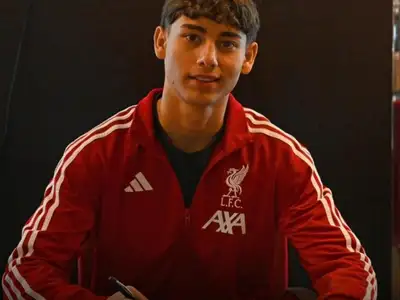 A Liverpoolnál folytatja a magyar roma sporttehetség: Farkas Erik hivatalosan is aláírta a szerződését