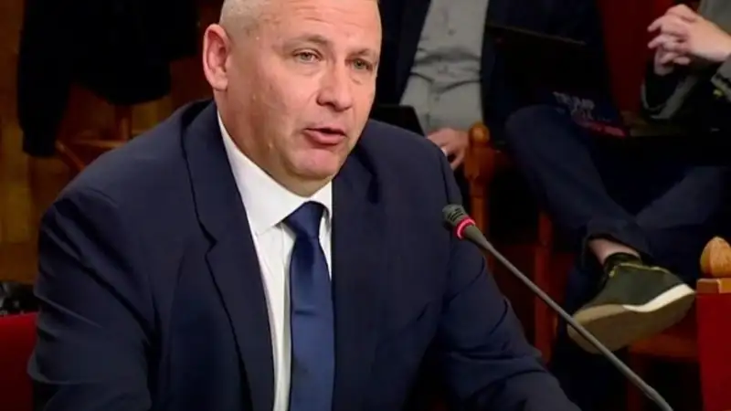 Ruszin-Szendi Romulusz elkezdte a munkát: Nem hiszed el mi az első döntése!