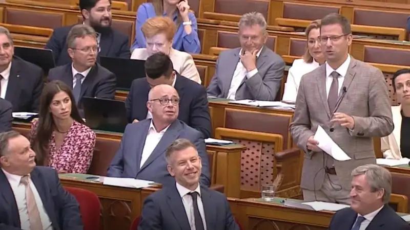 Magyar Péter ismét alkotott a Parlamentben: Beült Gulyás elé, széttrollkodta a Fidesz érveit