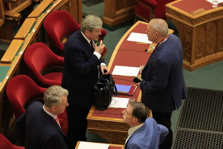 Na így még nem láttuk Kapitány Istvánt! Ezt csinálta a parlamentben a miniszter: