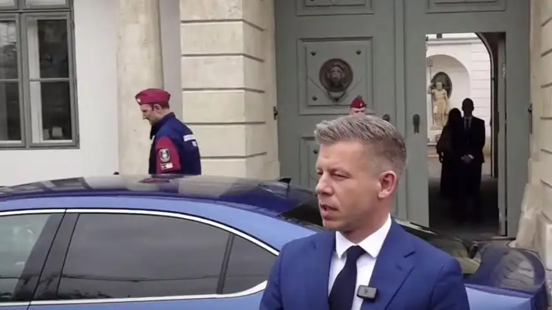 Megdobták a Sándor-palotából távozó Magyar Pétert, így reagált rá – videón az eset