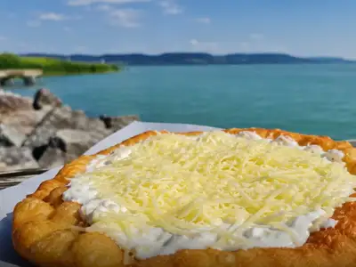 A hétvégén lent voltam a Balatonon, nem hiszed el mennyibe kerül most egy lángos