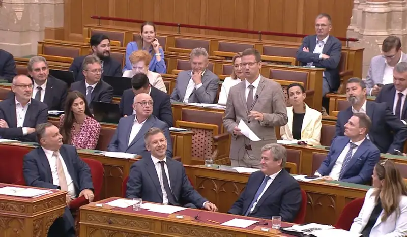Magyar Péter ismét alkotott a Parlamentben: Beült Gulyás elé, széttrollkodta a Fidesz érveit