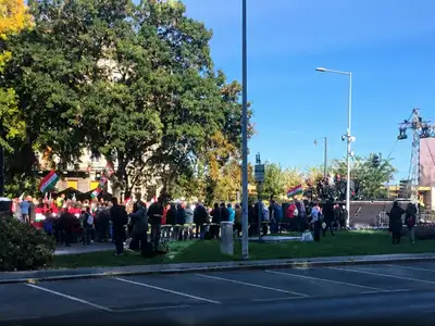 Botrány a fideszesek zászlós menetén, durva dologot tettek a tüntetők
