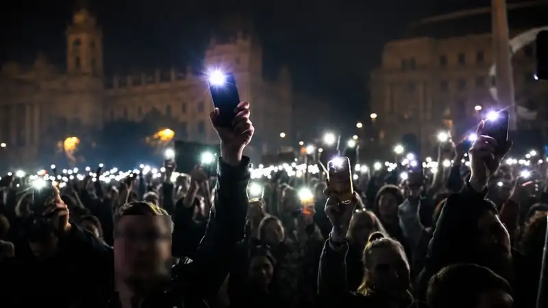 Megint hatalmas tömeg gyűlt össze a Parlamentnél: Váratlan dolgot követelnek a kormánytól!