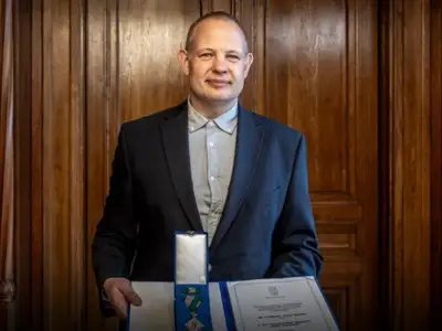 Arany fokozatú elismerést kapott a főorvos, aki a nyílt utcán megmentette a szíven szúrt férfi életét