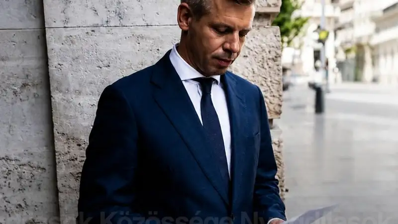 Váratlanul odaléptek Magyar Péterhez és megzavarták, nem hiszed el hogy reagált