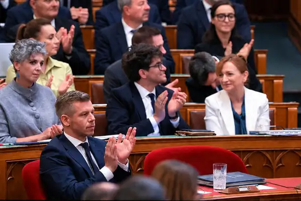 Furcsa dolgott vettek észre ma a Tisza képviselőkön a Parlamentben, kiderült mi az oka