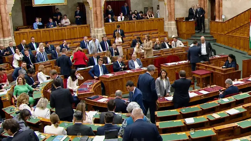 Újabb botrány a parlamentben: Egymást követték az események