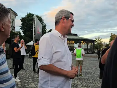 Takács Pétert levideózták tegnap a tüntetésen, figyeljétek mit mondd amikor azt hiszi nem veszik